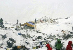 Horrifying VIDEO Of Everest Base-Camp Destroyed By Dangerous Avalanche